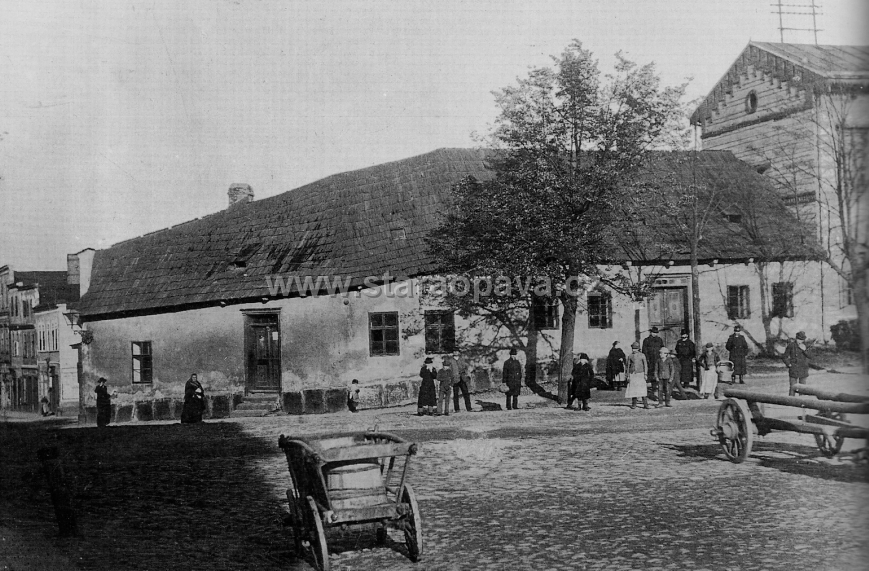 ostrozna (19).jpg - Tzv. Klavier který stával v horní části Ostrožné ulice a vedle část Shinzelova domu, který stojí dodnes. Foto před rokem 1890